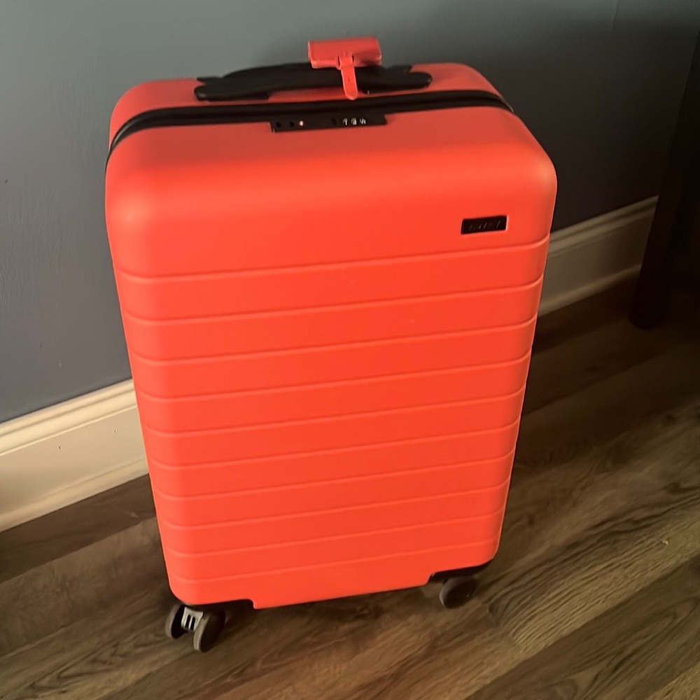 Away X Serena Bigger Carry On w/ Battery Charger